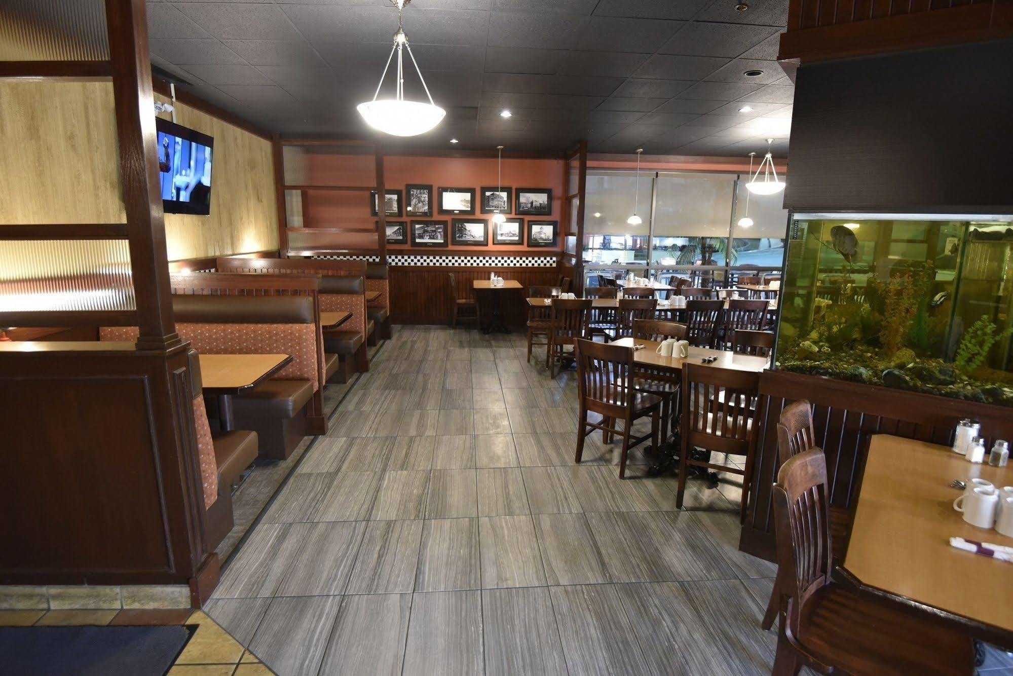 Tropical Inn - North Battleford Bagian luar foto