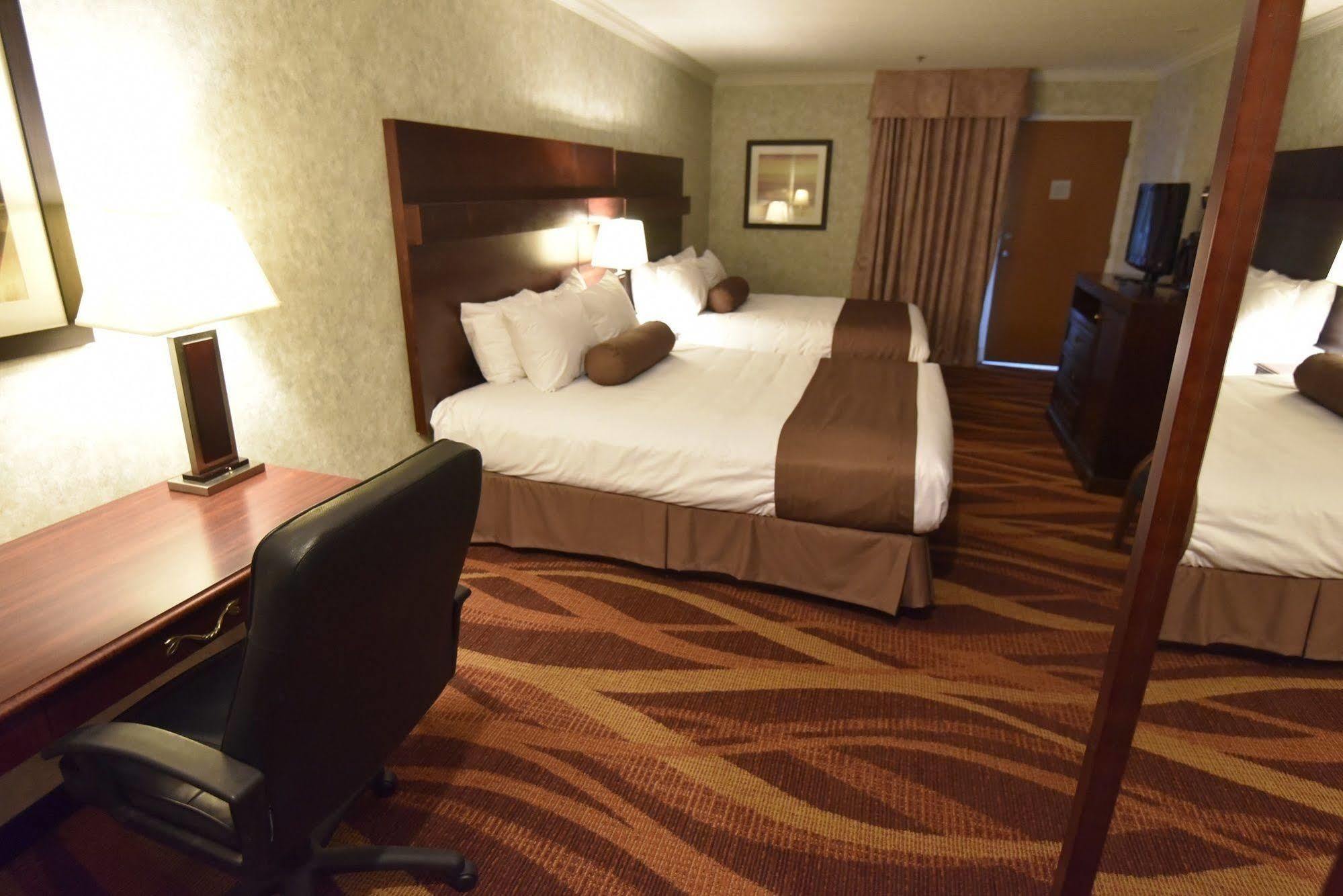 Tropical Inn - North Battleford Bagian luar foto