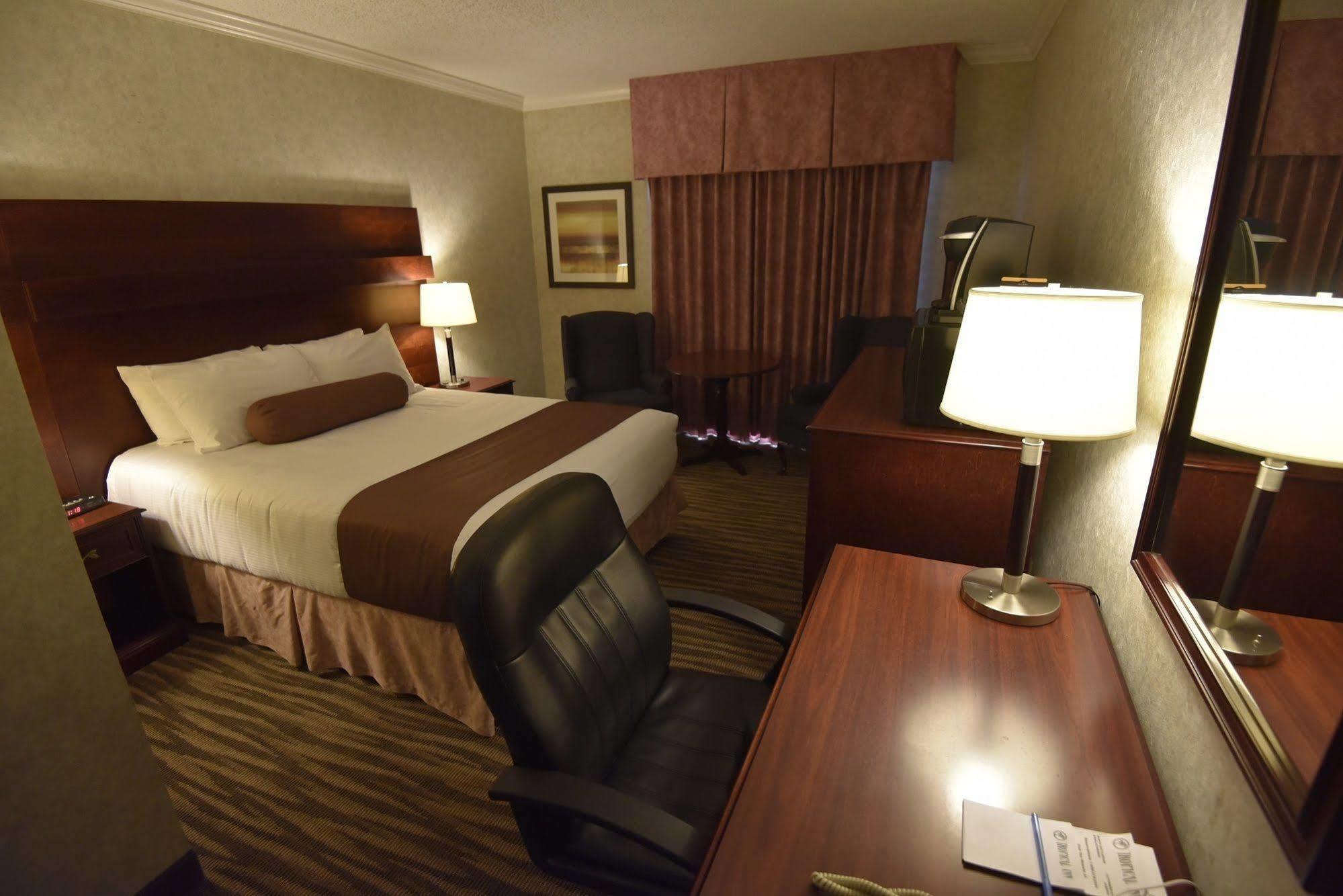 Tropical Inn - North Battleford Bagian luar foto