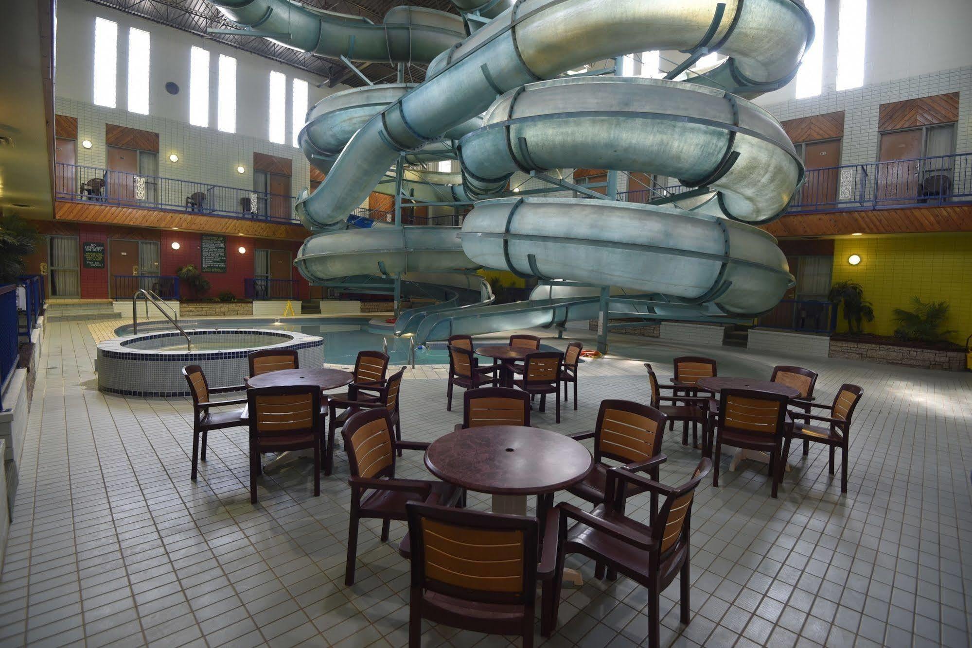 Tropical Inn - North Battleford Bagian luar foto