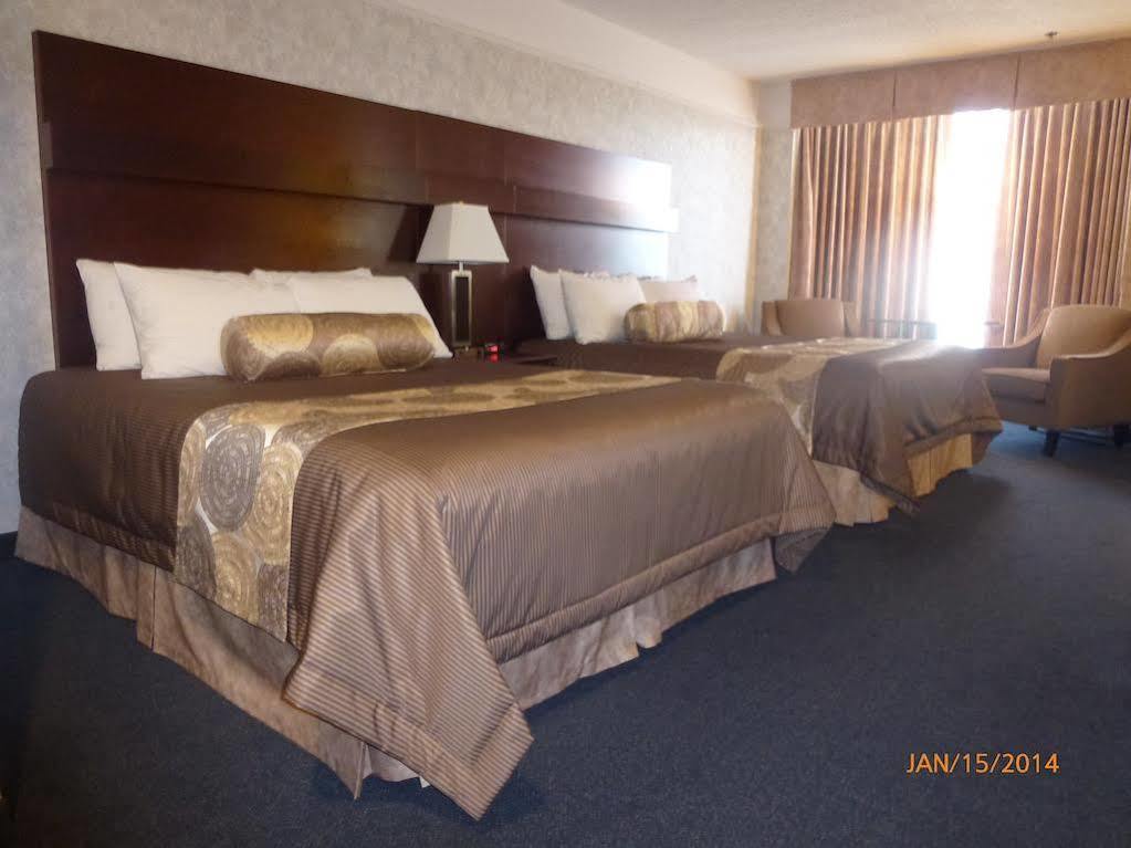 Tropical Inn - North Battleford Bagian luar foto