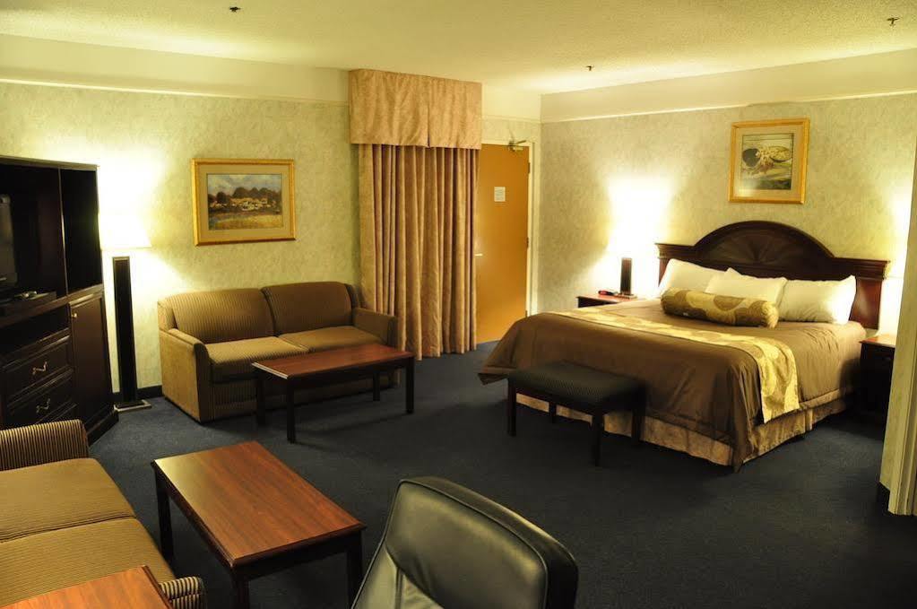 Tropical Inn - North Battleford Bagian luar foto