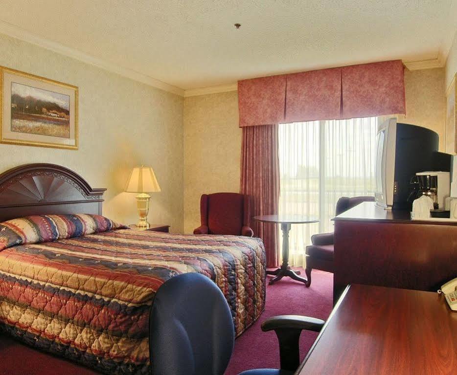 Tropical Inn - North Battleford Bagian luar foto